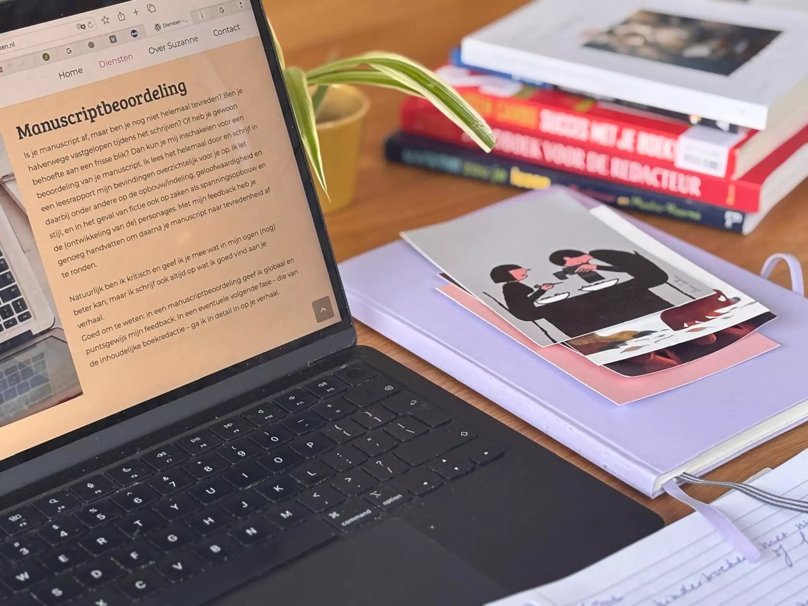 Werkplek met laptop, boeken en pen – symbool voor redactie en schrijverschap bij Bergman Teksten